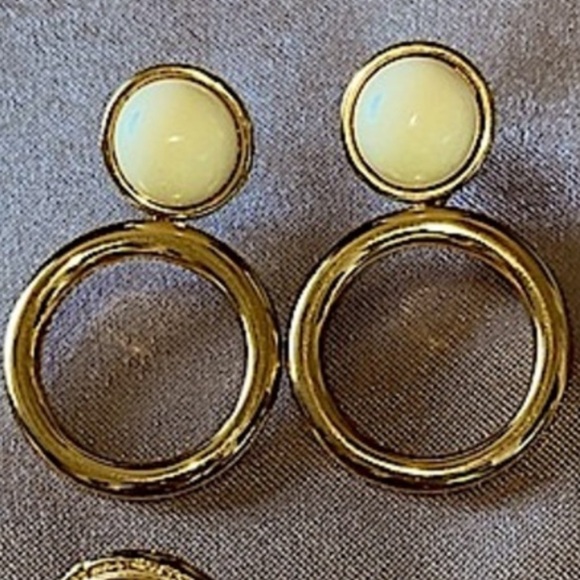 Vintage Signed Monet Gold Tone Circle Drop Earrings Creamy Ivory Cabochon Stone - Picture 13 of 14